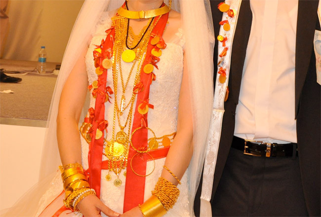 Düğünde taktığı çeyrek altını icrayla geri aldı! Meğer herkes alabilirmiş - Resim: 2