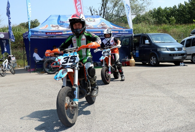 Abla kardeş pistlerin tozunu birlikte attırıyor - Resim: 2