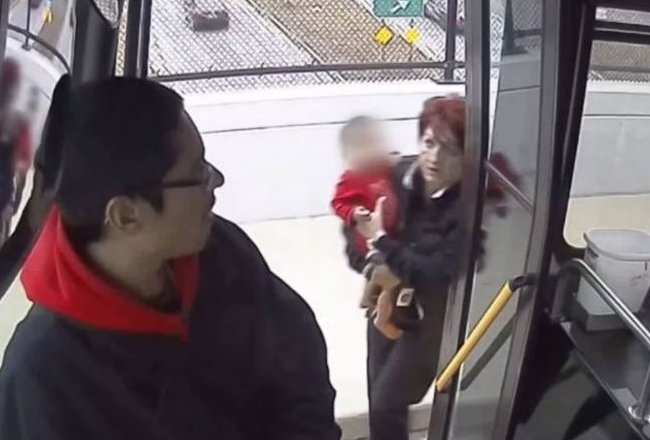 Kaybolan bebeğin imdadına kadın otobüs şoförü yetişti! - Resim: 2