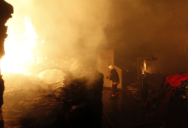 Kumaş fabrikası alevler içinde - Resim: 2
