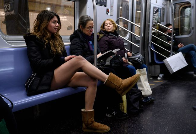 Metroda bir anda soyunmaya başladılar! Gerçek ise sonradan ortaya çıktı - Resim: 2