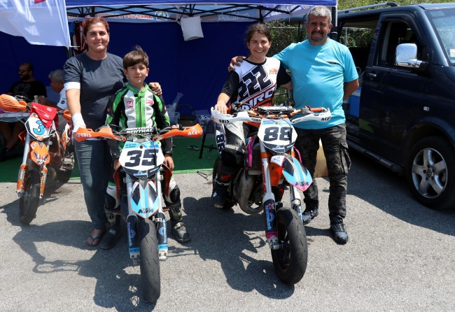 Abla kardeş pistlerin tozunu birlikte attırıyor - Resim: 4