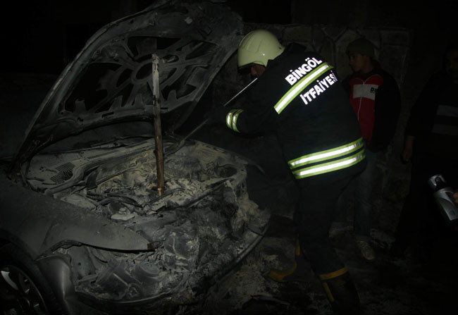 Terör yandaşları 3 araç kundakladı! - Resim: 1