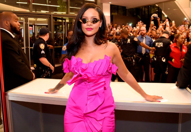 Rihanna'dan hayranlarını şaşkına çeviren sürpriz! - Resim: 3