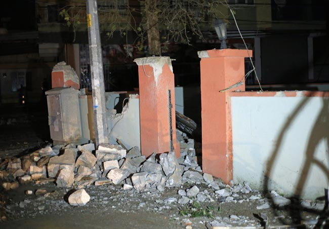 Cemaat dağıldı minare devrildi - Resim: 3