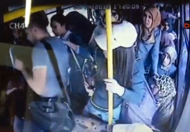 Halk otobüsünde taciz görüntüleri kadınlar fark edince... - Resim: 2