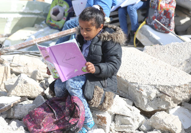 İsrail askerleri Filistinlilere ait okulu yıktı! Öğrenciler... - Resim: 3
