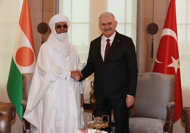 Nijer Başbakanı'nın ilginç kıyafeti olay oldu! Üşüdüğü için mi... - Resim: 3