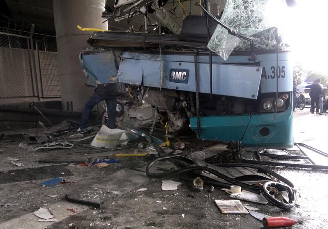 Halk otobüsü kağıt gibi yırtıldı - Resim: 4