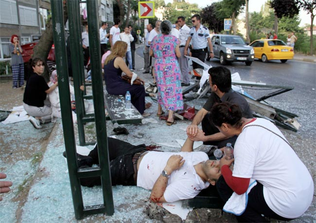 Otomobil otobüs durağına daldı - Resim: 2