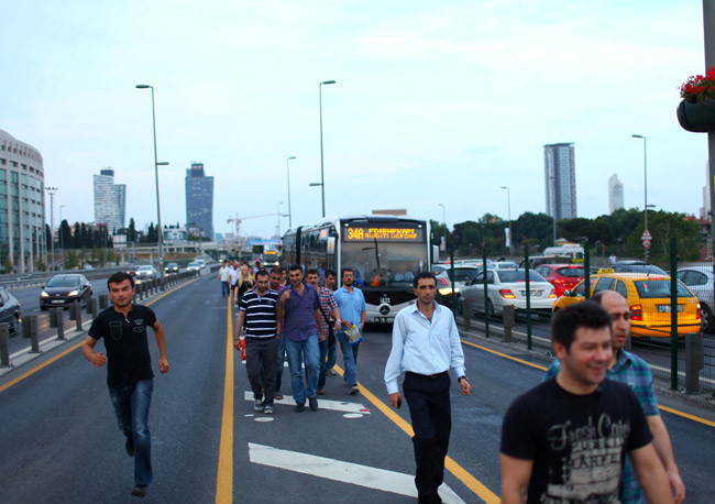 Metrobüs arıza yaptı olan vatandaşa oldu - Resim: 1