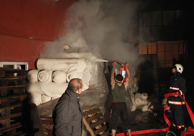 Kumaş fabrikası alevler içinde - Resim: 3