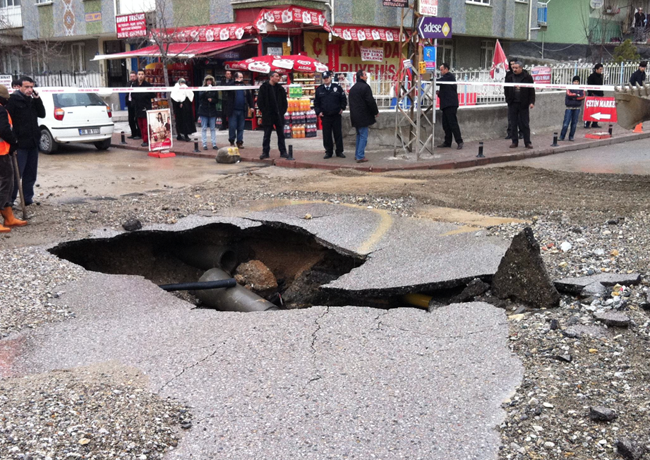 Yol otomobili böyle yuttu - Resim: 4