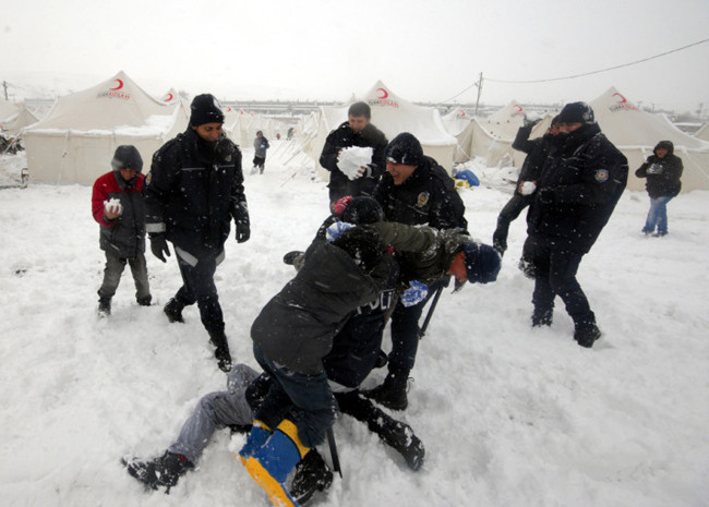 Erciş'te polislerle kartopu savaşı - Resim: 4