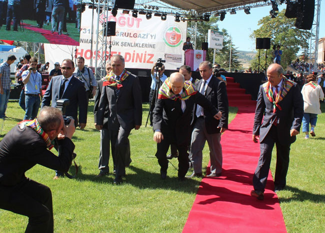 Devlet Bahçeli öyle fena düştü ki... - Resim: 1