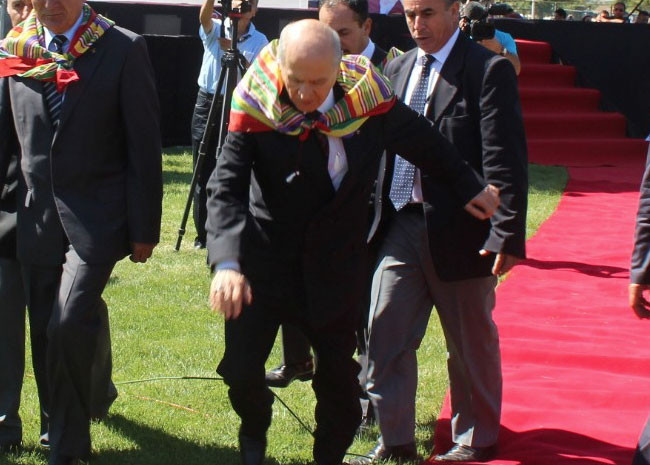 Devlet Bahçeli öyle fena düştü ki... - Resim: 2