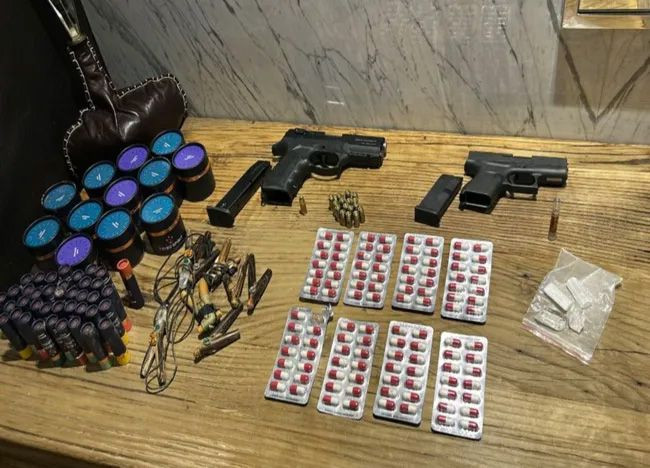 Oyuncu ve menajerler gözaltında! Evlerinden çıkanlara bakın neler var neler - Resim: 3