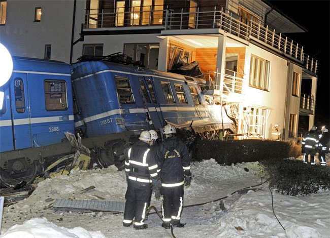 Çaldığı trenle binaya çarptı - Resim: 4