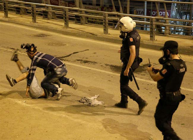 Dolmabahçe yine karıştı - Resim: 2