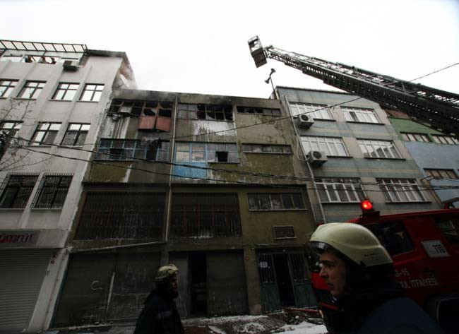 Bayrampaşa alev alev yandı! - Resim: 3