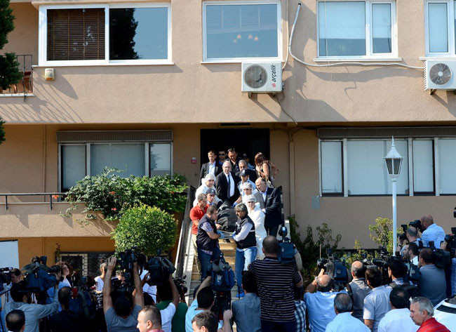 Tuncel Kurtiz'in cenazesi evinden böyle çıkarıldı - Resim: 1