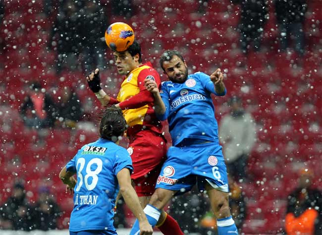 Cimbom sahada dondu kaldı - Resim: 1