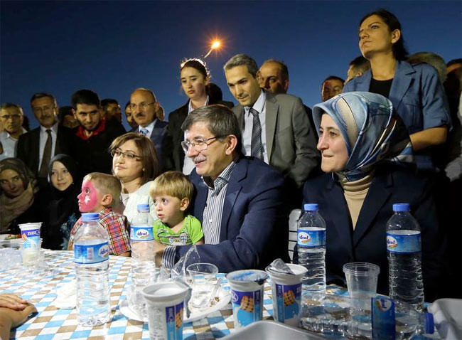 Davutoğlu Suriyelilerle iftar açtı - Resim: 1