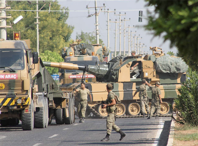 Türk tankları sınır kapısında - Resim: 4