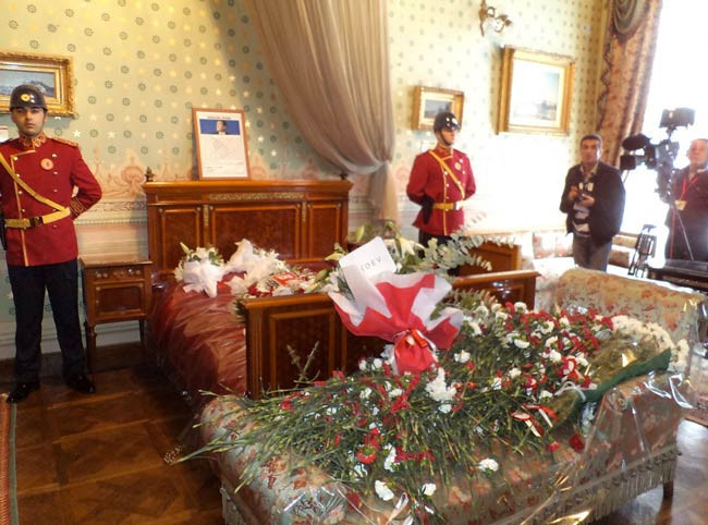 Dolmabahçe'de vatandaşlar Ata'yı andılar - Resim: 3