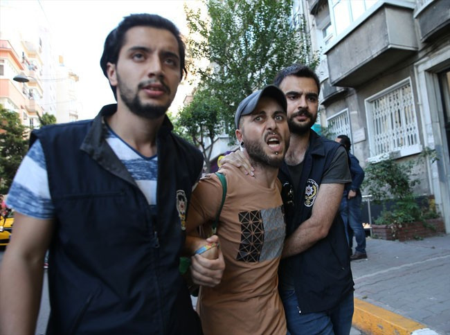 Polis LGBTİ'nin yürüyüşüne izin vermedi - Resim: 1