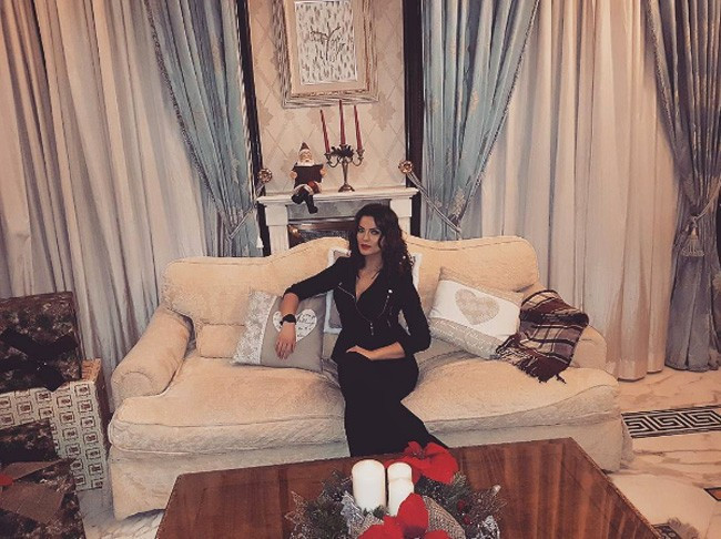 Elbisesi düştü göğüsleri açıldı farketmedi bile... - Resim: 1