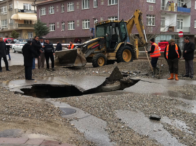 Yol otomobili böyle yuttu - Resim: 2