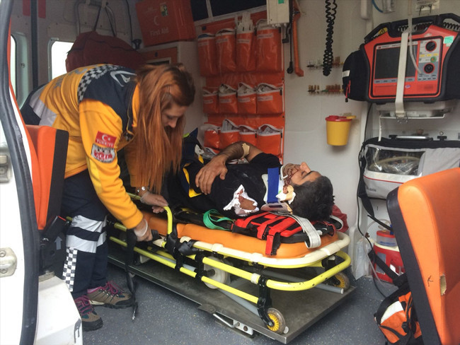 Elazığ'da yolcu otobüsü devrildi olay yerinden görüntüler - Resim: 2