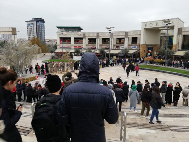 İstanbul'da 'cuma' çılgınlığı içeride de dışarıda da kuyruklar var - Resim: 4