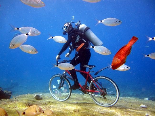 Denizin altında bisiklet sürüp tavla oynadılar - Resim: 2