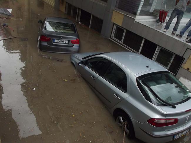 Kısa süreli yağış İzmir'i göle çevirdi! - Resim: 1