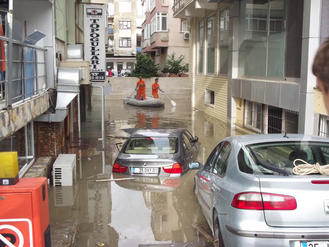 Kısa süreli yağış İzmir'i göle çevirdi! - Resim: 3