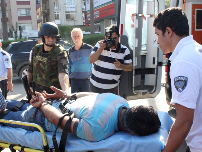 Valilik önünde pompalıyla dehşet saçtı - Resim: 1