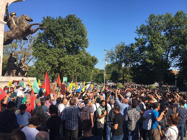 İstanbul'da kalmak isteyen Suriyeliler eylem yaptı - Resim: 2