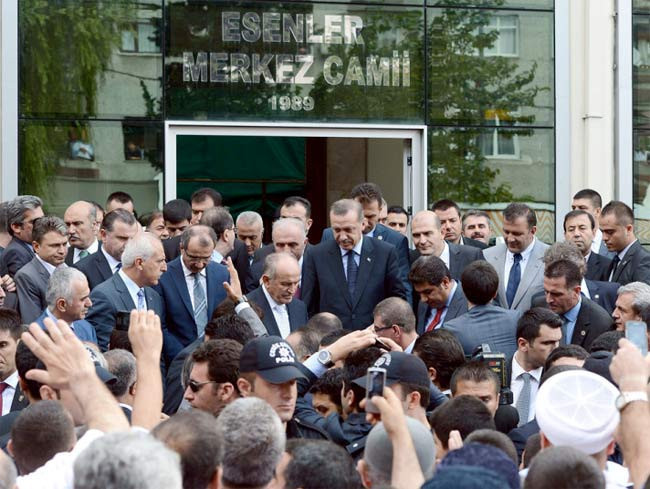 Erdoğan çocuğun elini böyle öptü - Resim: 1