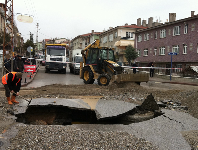 Yol otomobili böyle yuttu - Resim: 3