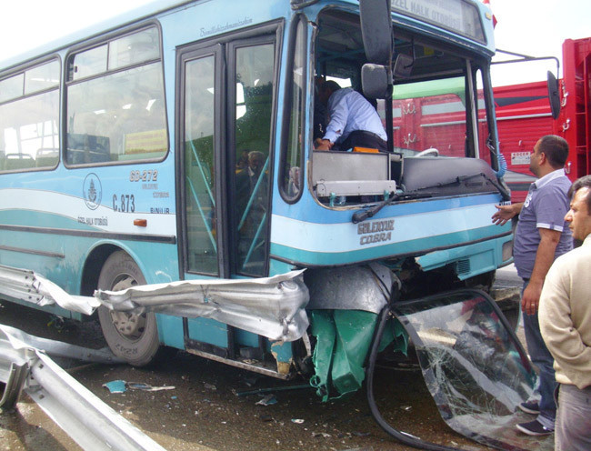 Bariyerler otobüse ok gibi saplandı - Resim: 4