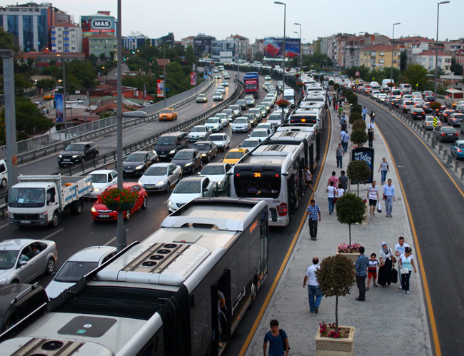 Metrobüs arıza yaptı olan vatandaşa oldu - Resim: 3