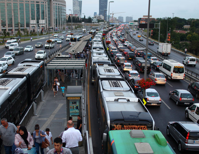 Metrobüs arıza yaptı olan vatandaşa oldu - Resim: 4
