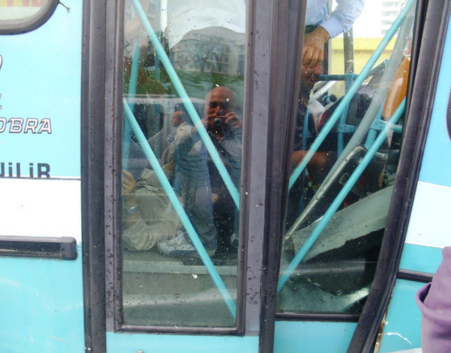 Bariyerler otobüse ok gibi saplandı - Resim: 1