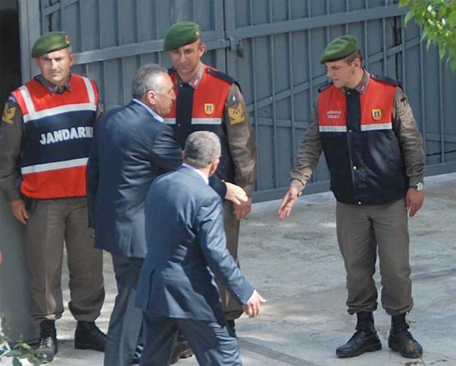 Mehmet Ağar cezaevine böyle girdi - Resim: 1