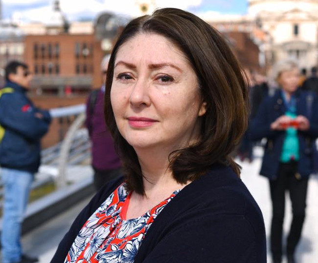 İran sokaklarda o ise bayraklı çıplak fotoğrafla olay yarattı - Resim: 1