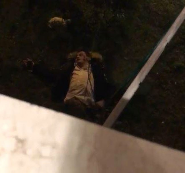 Apartmanda çırıl çıplak dolaştı bu ne böyle! - Resim: 2