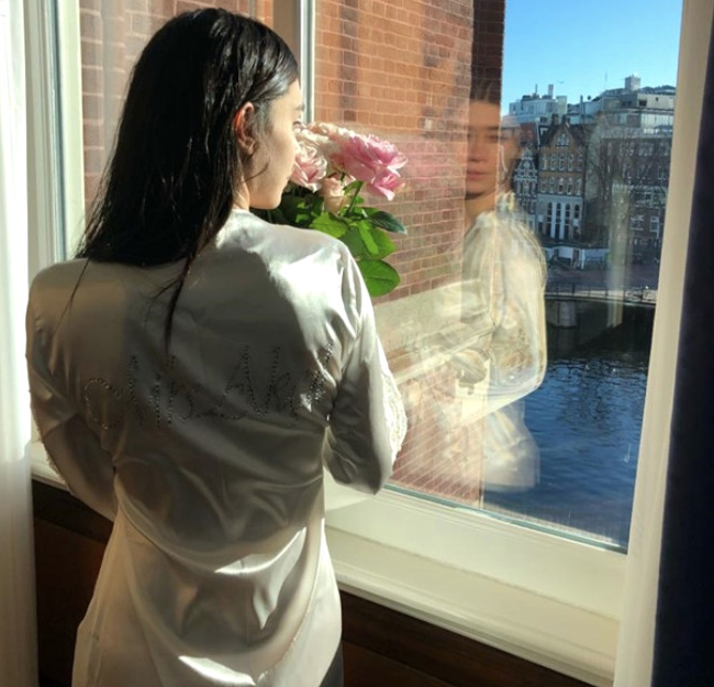 Sinan Akçıl'la evlenen Burcu Kıratlı'nın yatakta gecelikli pozları olay oldu - Resim: 4