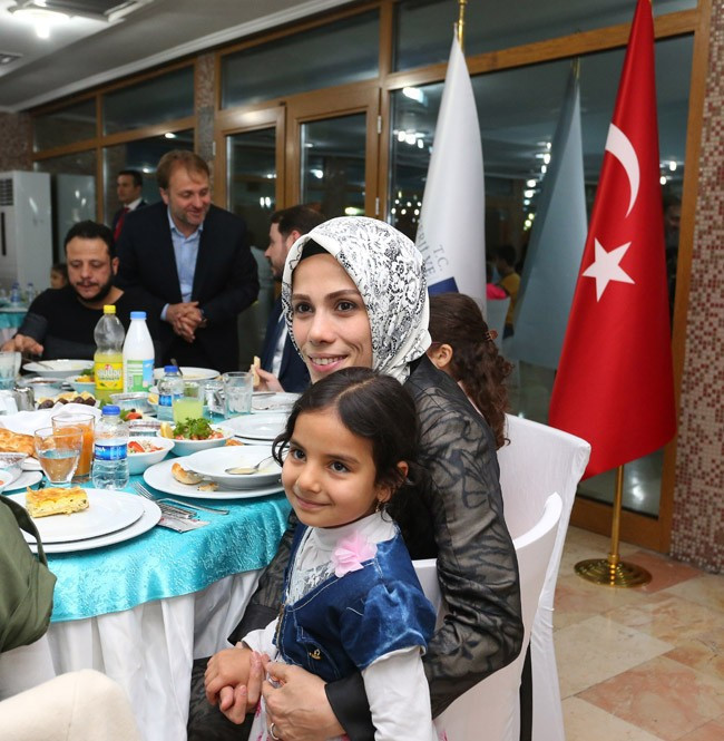 Berat ve Esra Albayrak yetim çocuklarla buluştu - Resim: 3